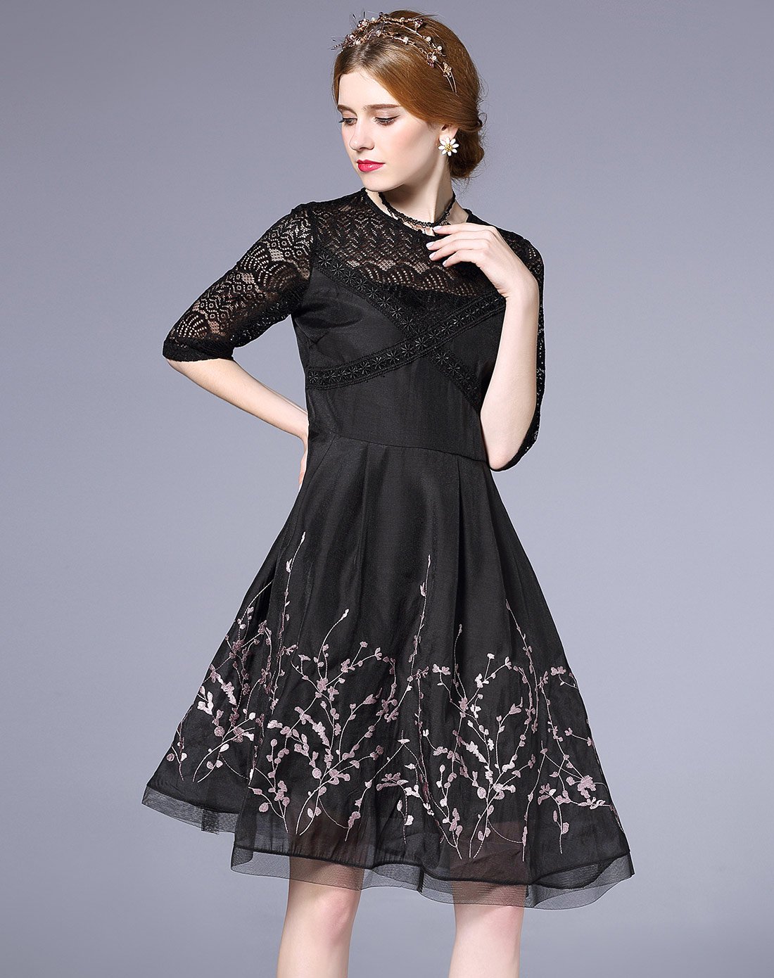 时尚绣花镂空圆领连衣裙黑色