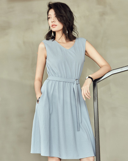 优雅通勤纯色v领无袖腰带连衣裙焦糖色