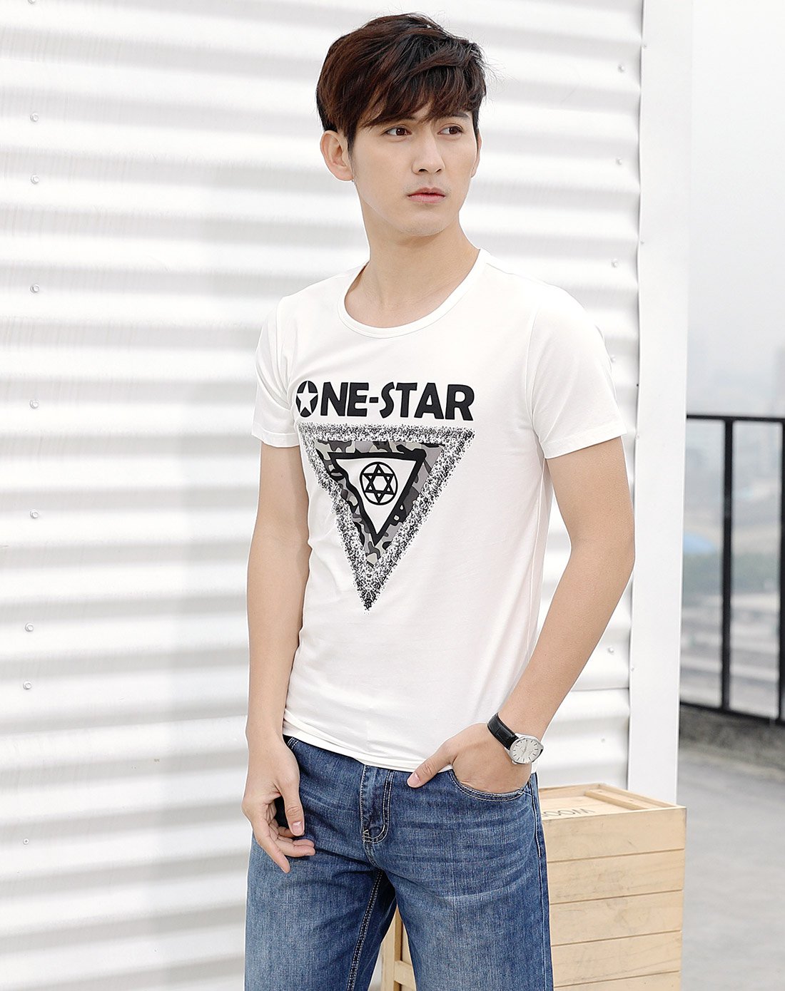 男款韩版倒三角字母图案印花短袖t恤白色