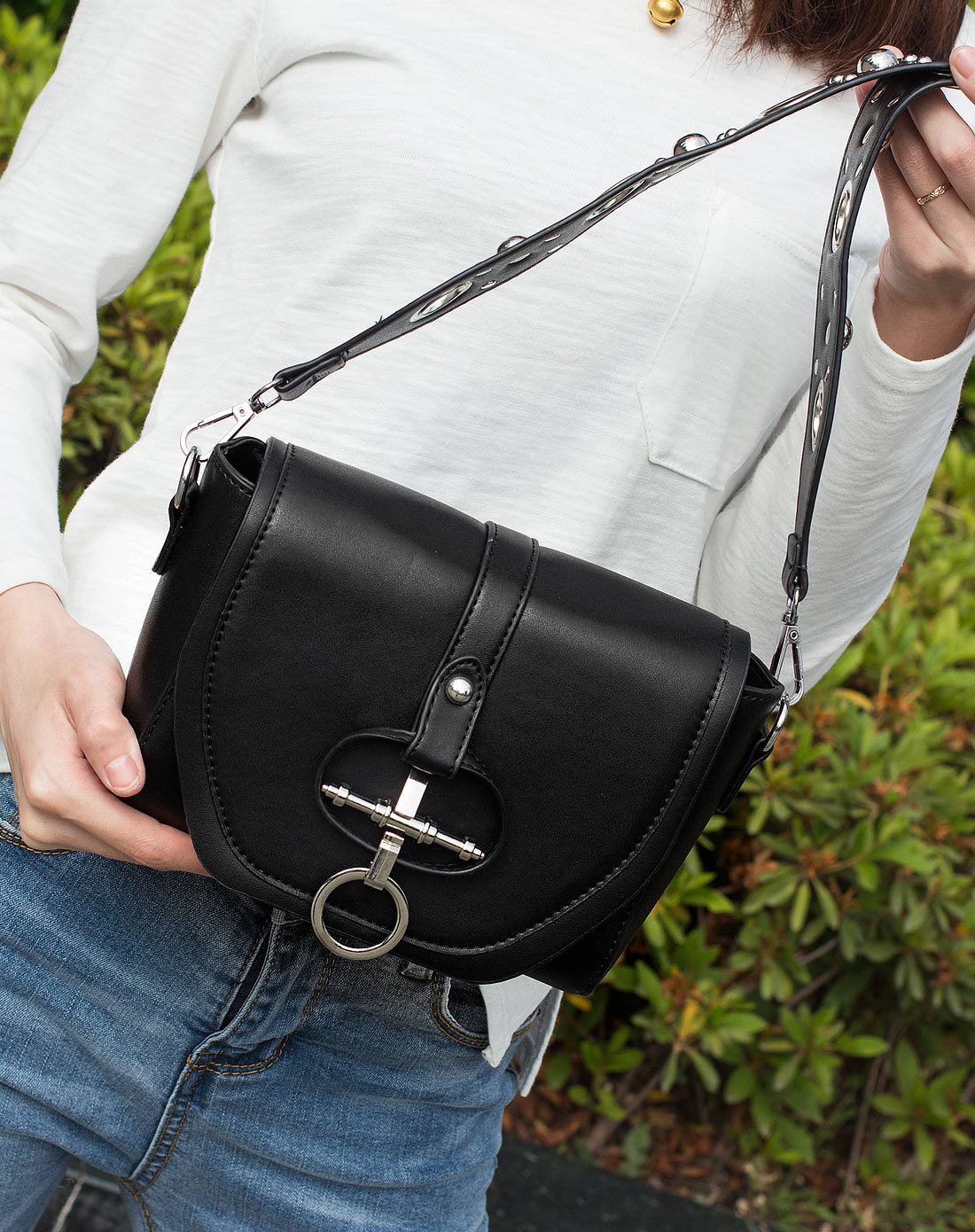 2017新品圆扣铆钉宽肩带马鞍包黑色