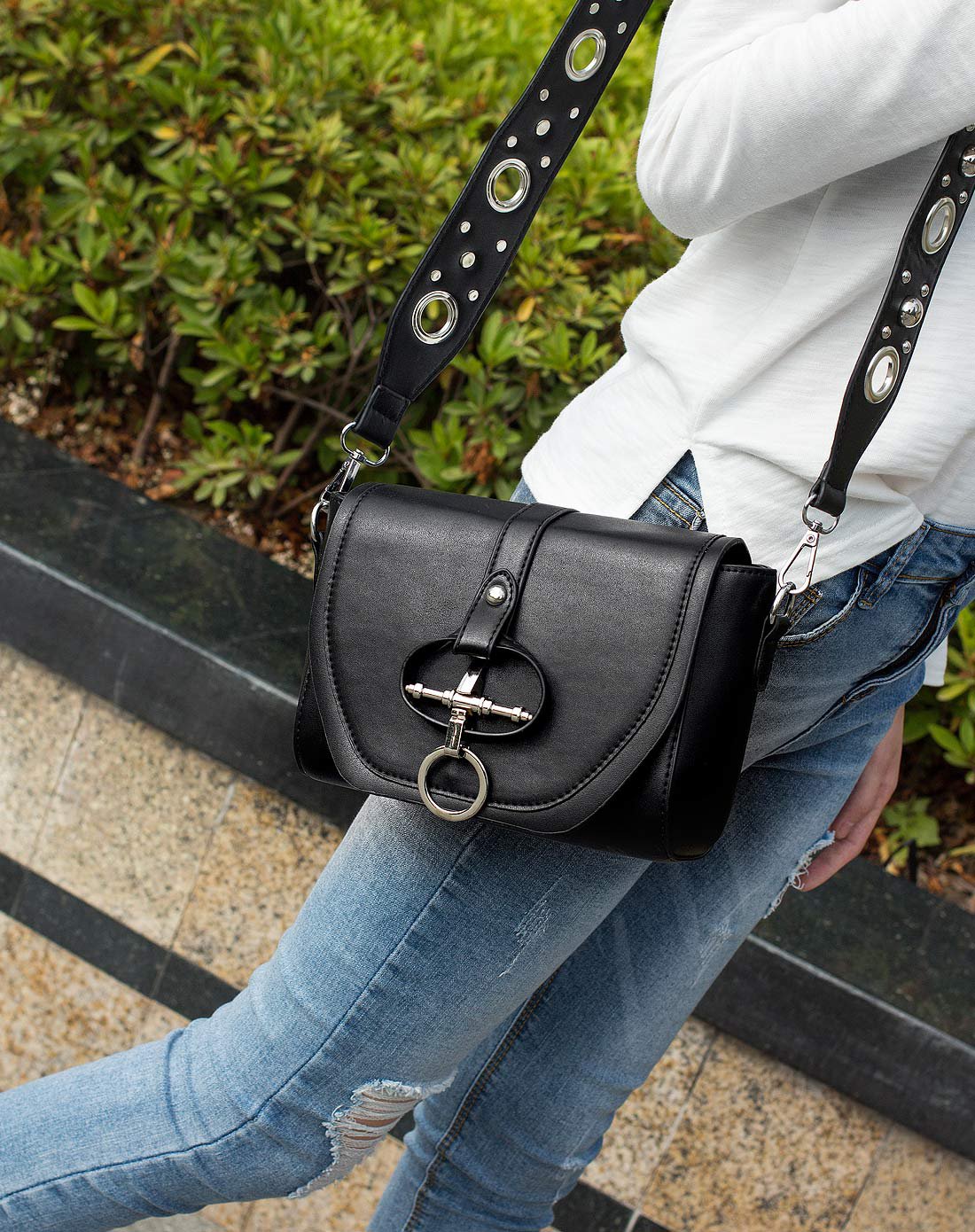 2017新品圆扣铆钉宽肩带马鞍包