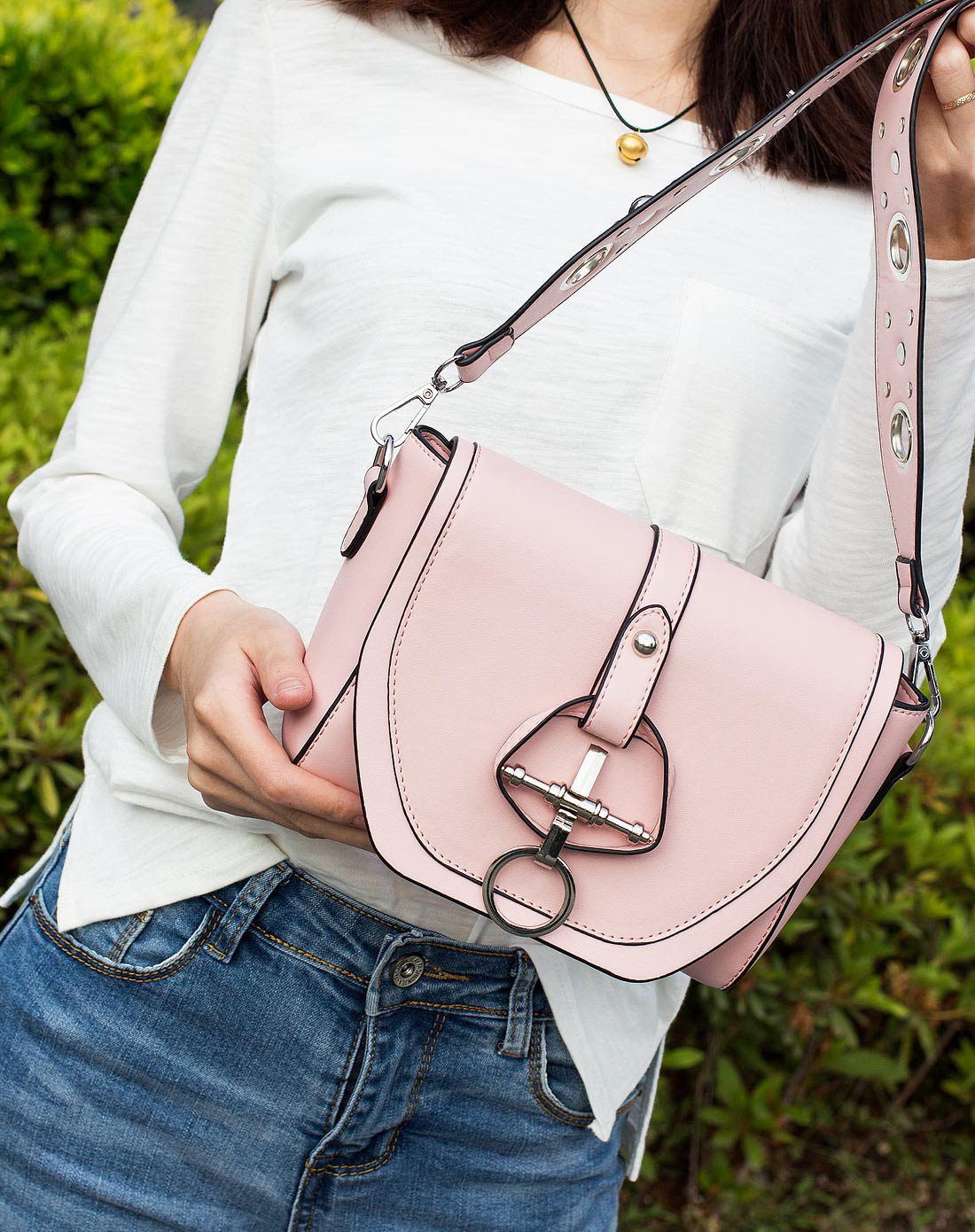 2017新品圆扣铆钉宽肩带马鞍包