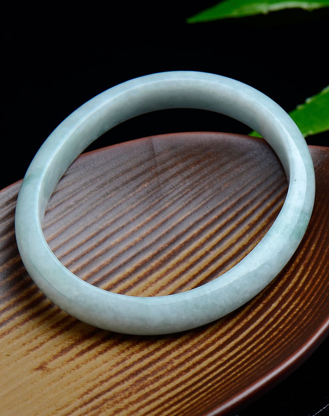 糯种细条椭圆翡翠贵妃镯a货附证书