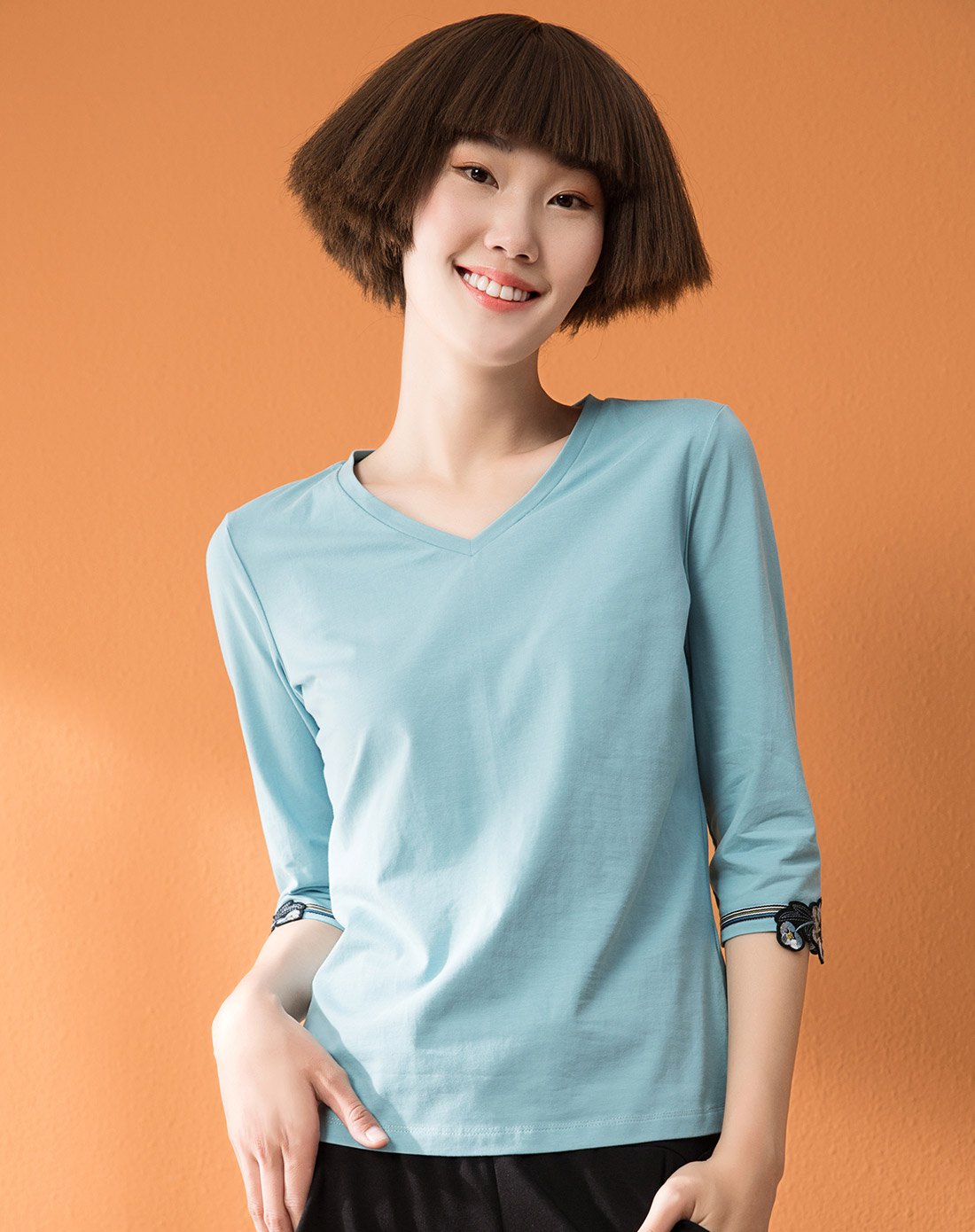 袖口绣花修身淑女v领七分袖t恤女款