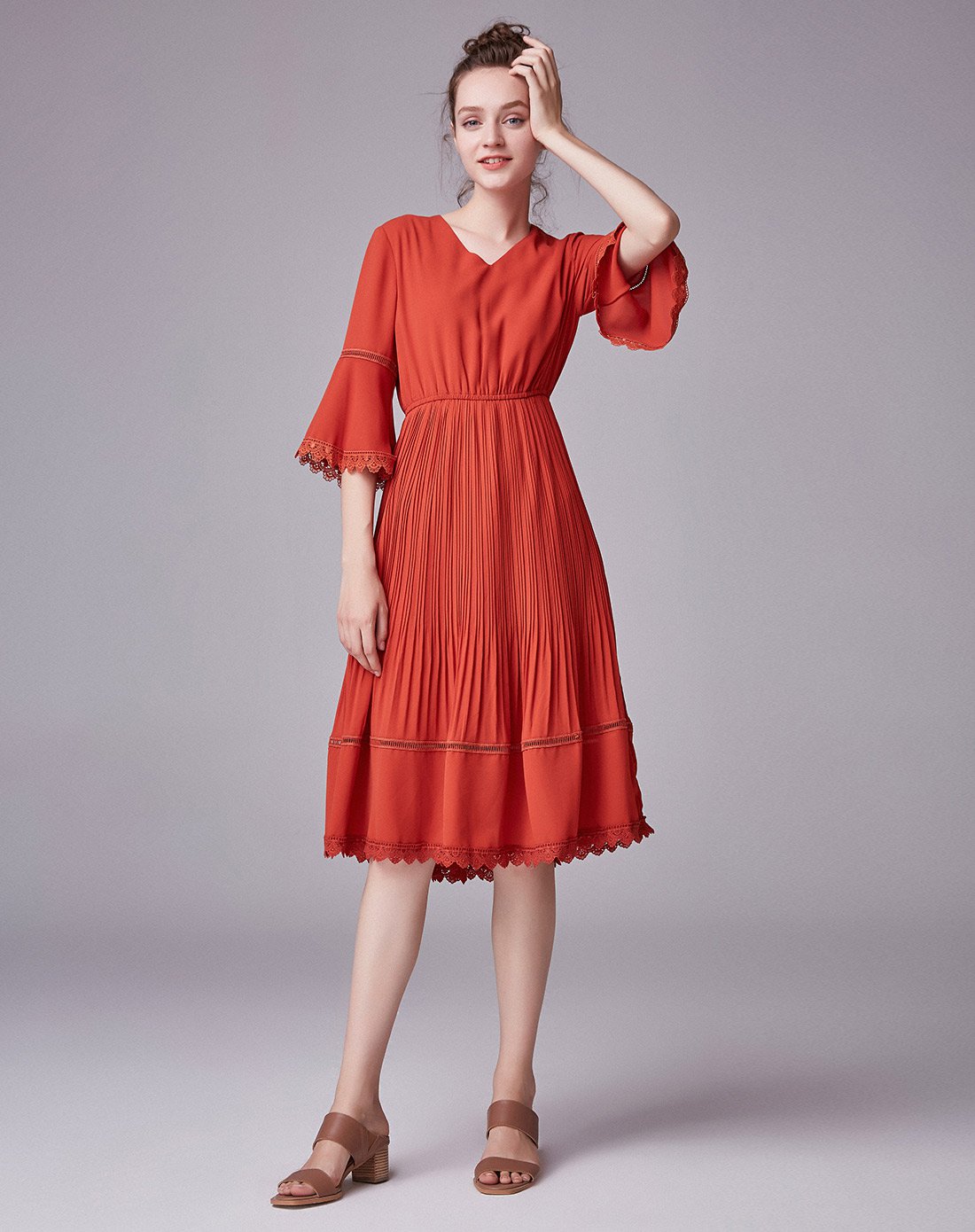 橙红色v领收腰风琴褶喇叭袖连衣裙