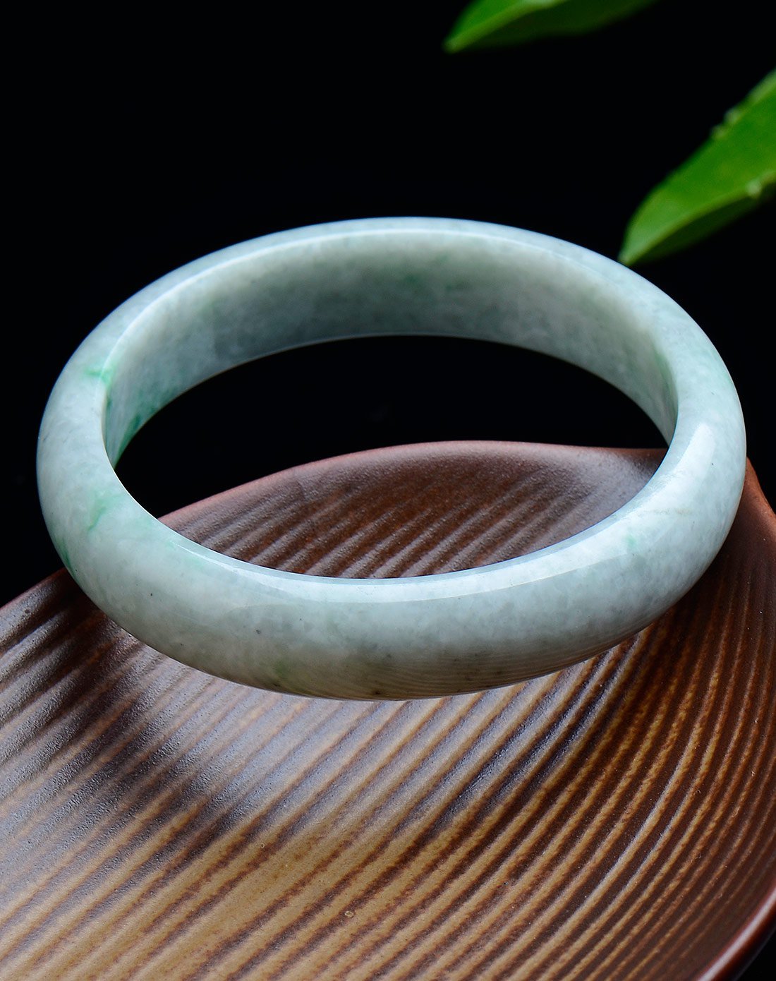 豆种有瑕疵椭圆翡翠贵妃镯a货附证书