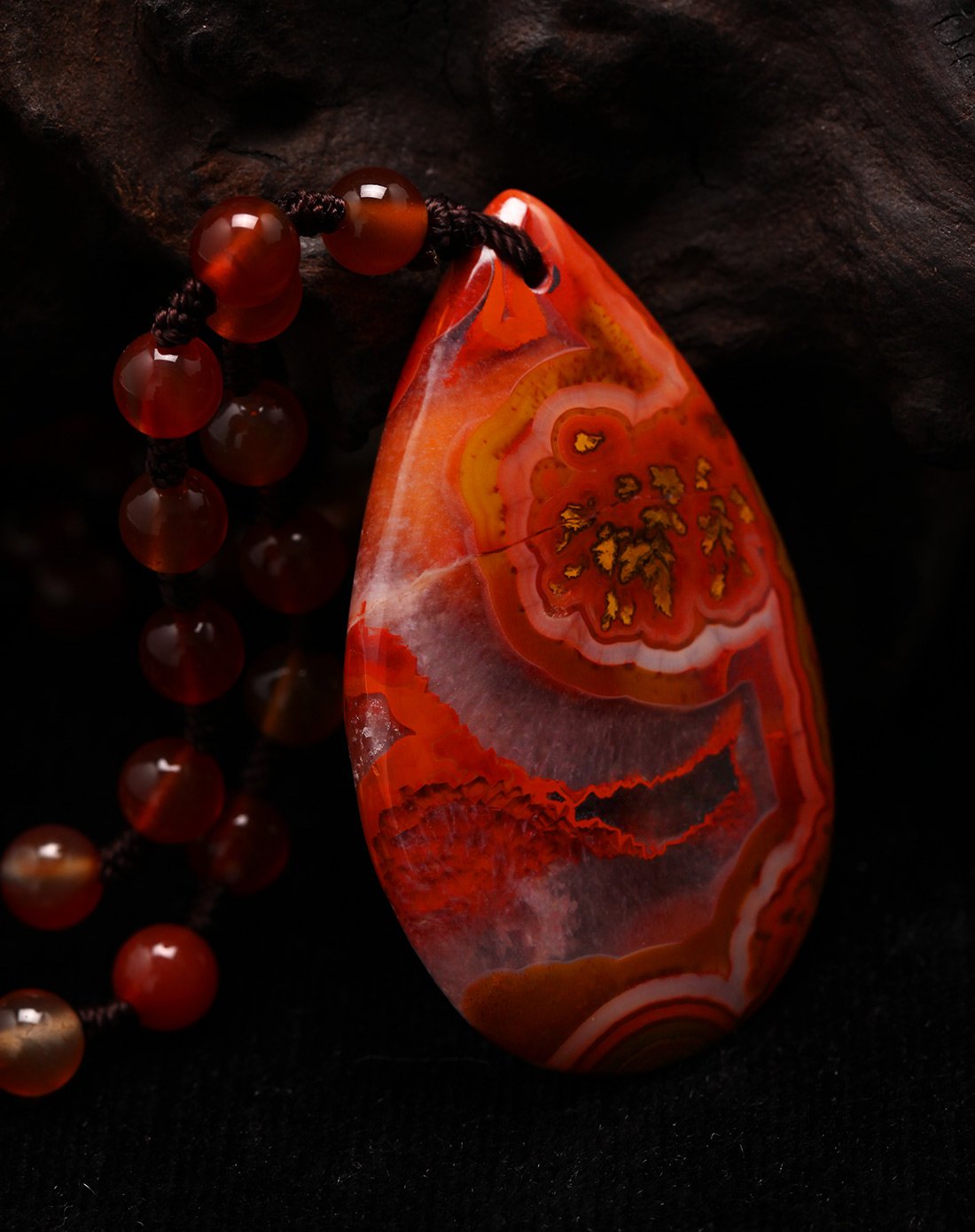 天然战国红柔润精美吊坠