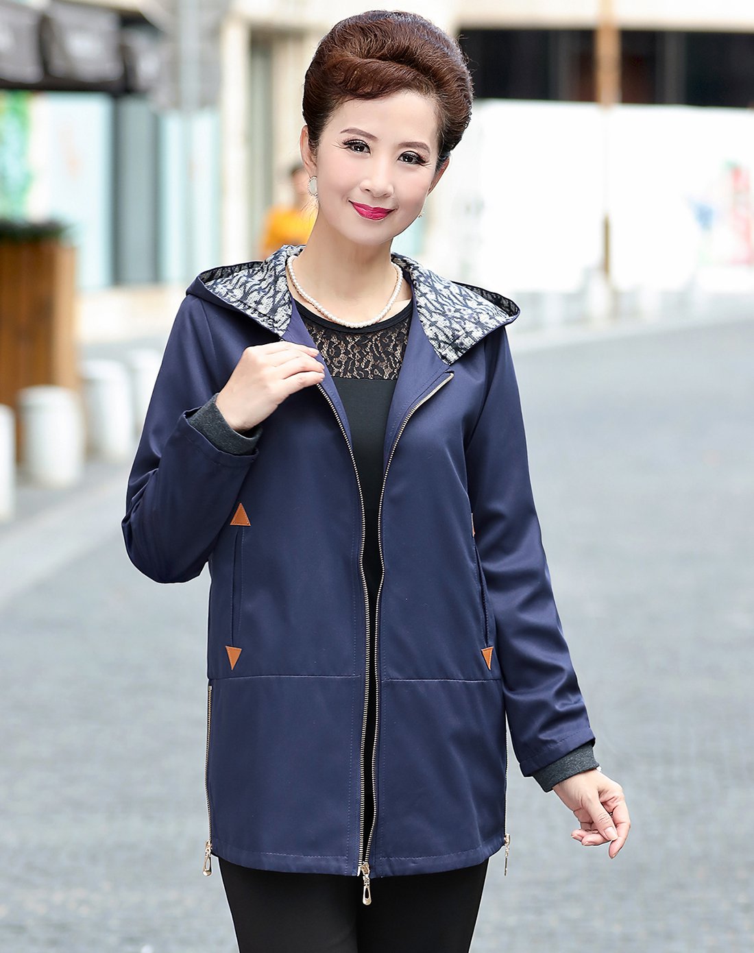 千百怡恋妈妈装秋装休闲风衣外套新款中老年女装长袖连帽夹克衫