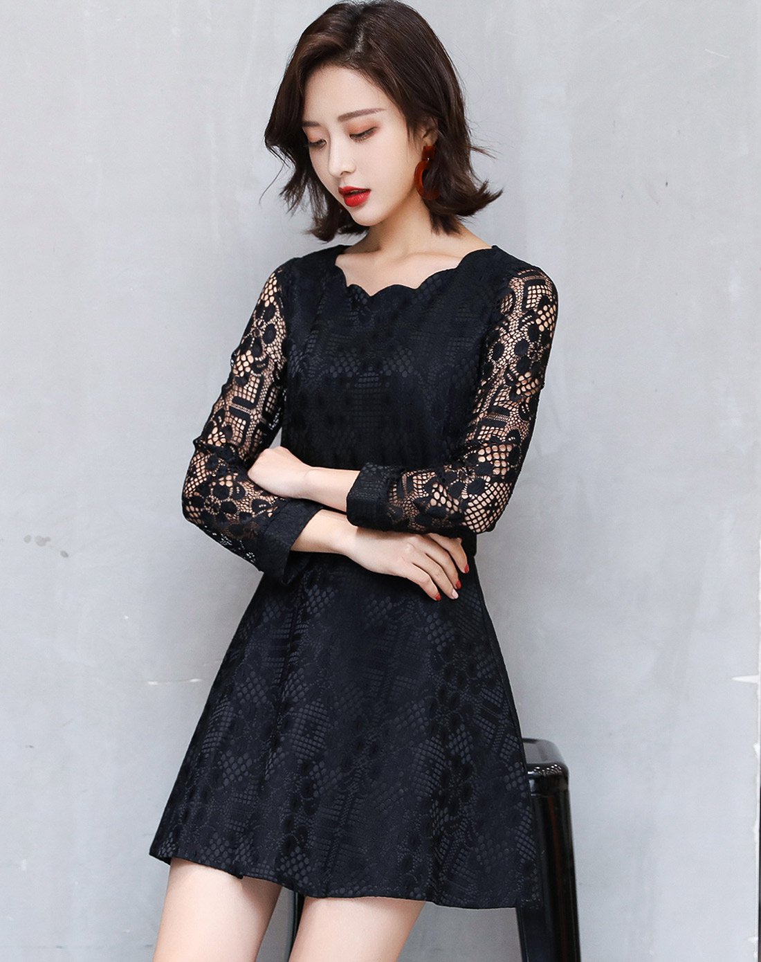 黑色圆领蕾丝袖拼接收腰连衣裙