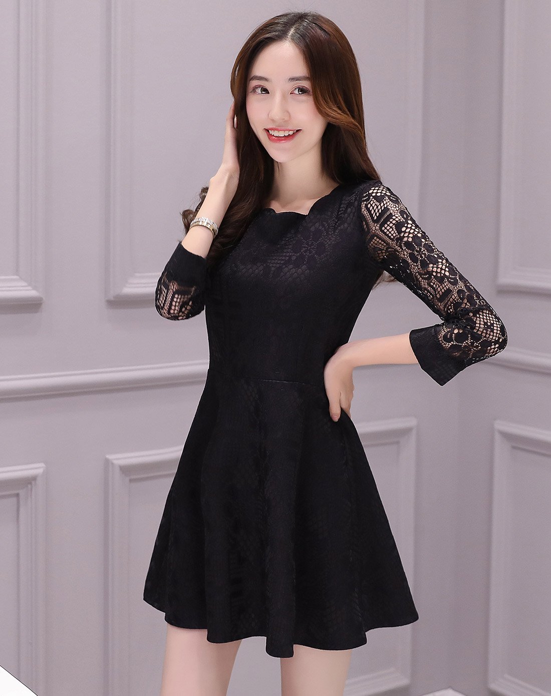 黑色圆领蕾丝袖拼接收腰连衣裙