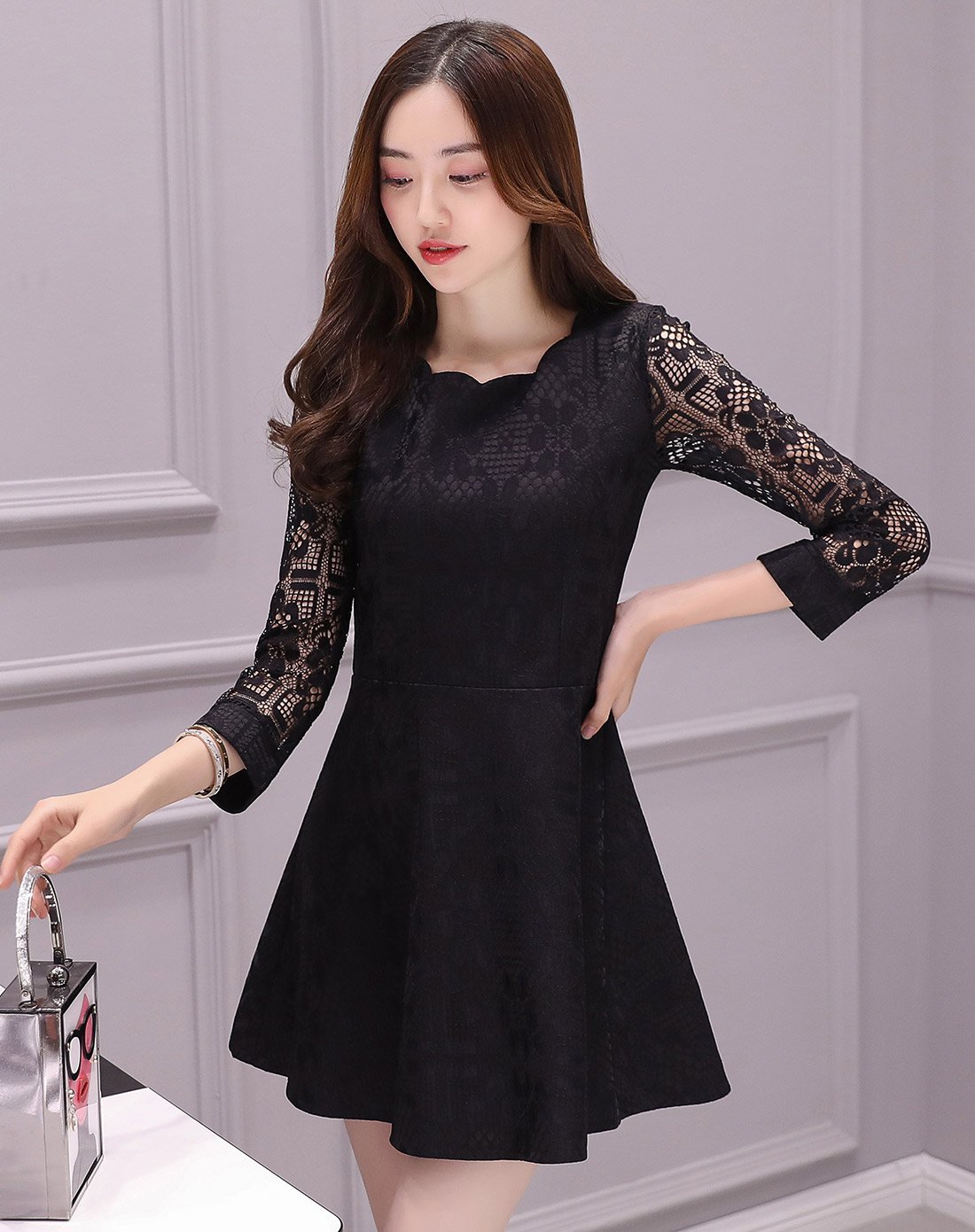 黑色圆领蕾丝袖拼接收腰连衣裙