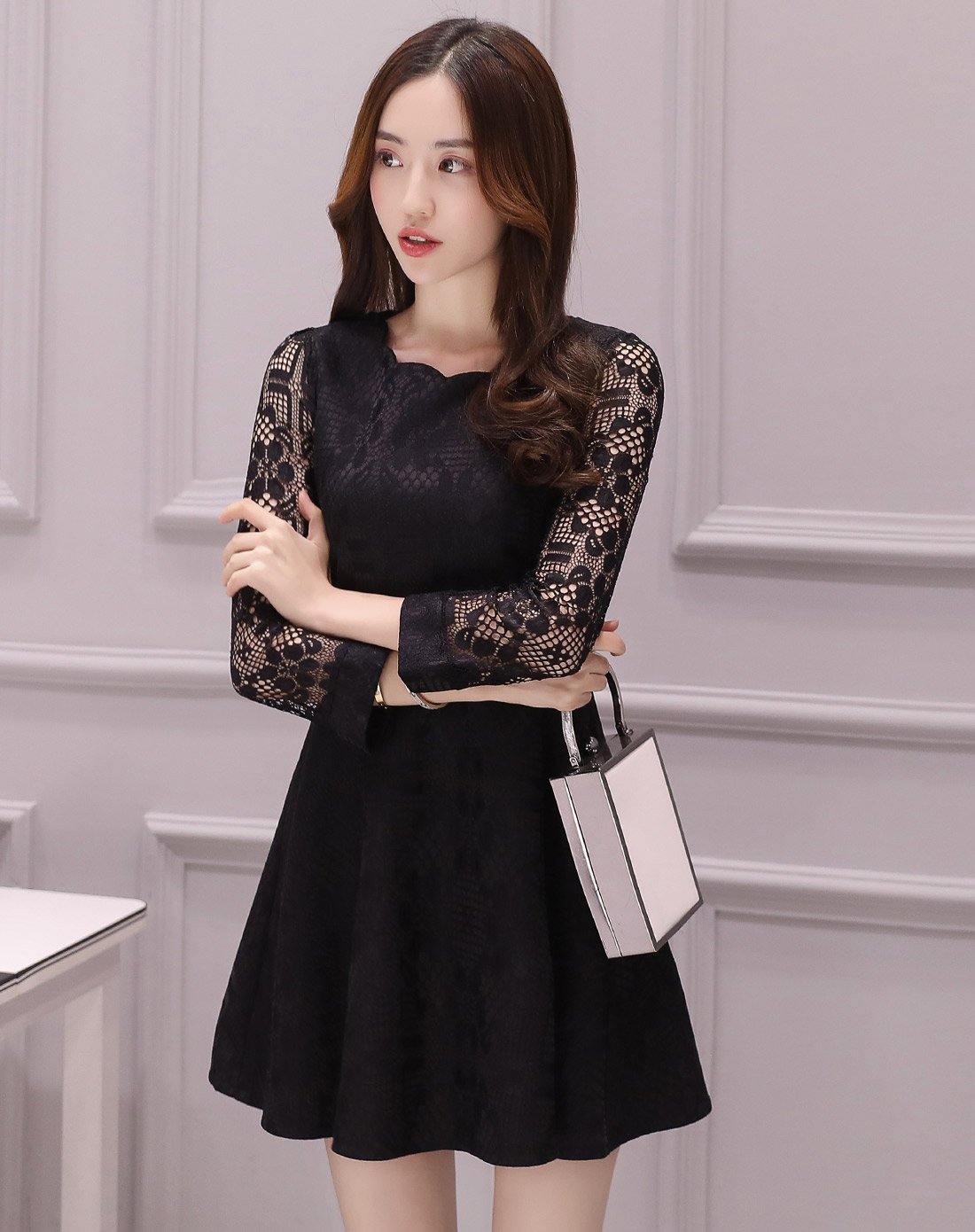 黑色圆领蕾丝袖拼接收腰连衣裙