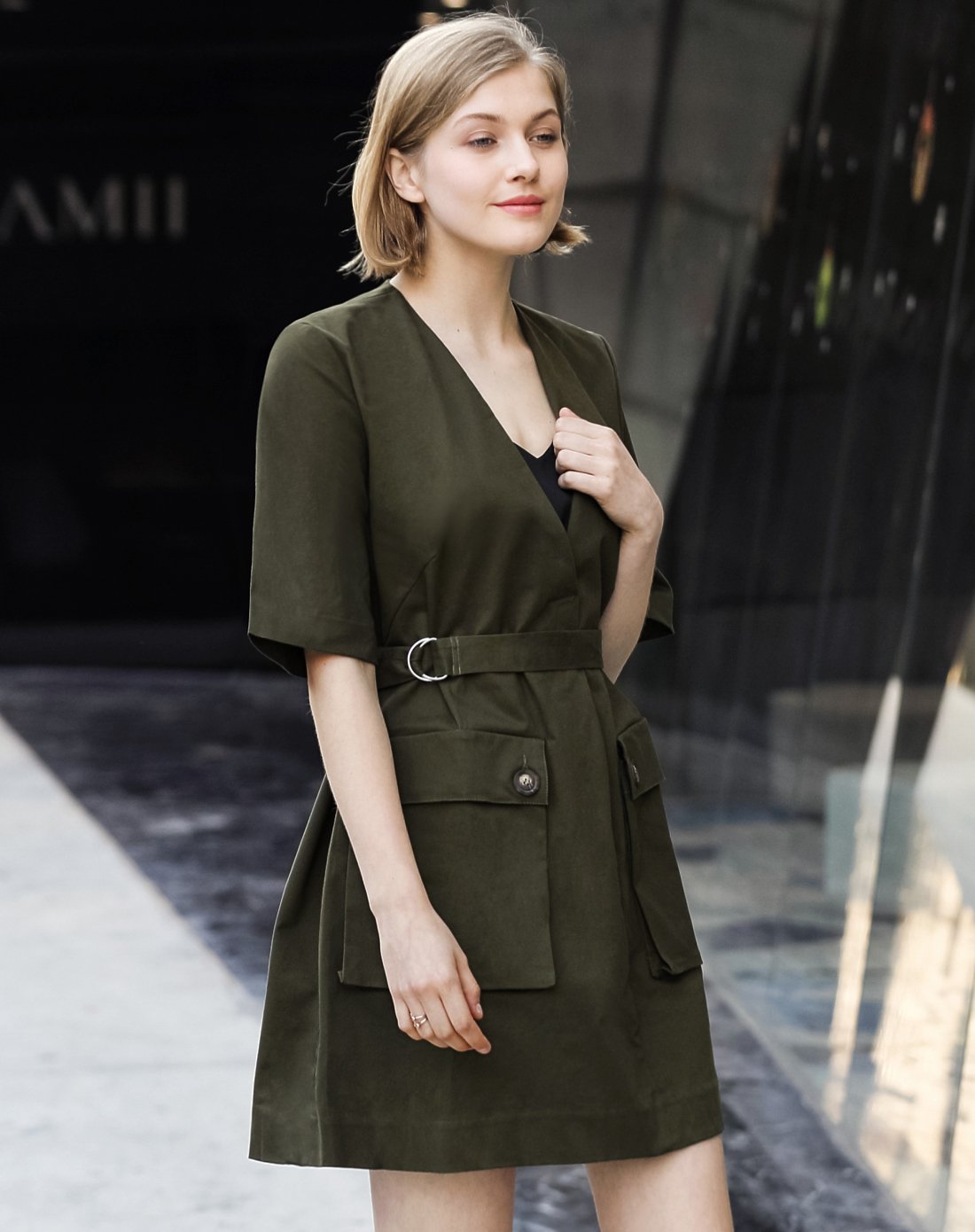 休闲显瘦v领工装风连衣裙女