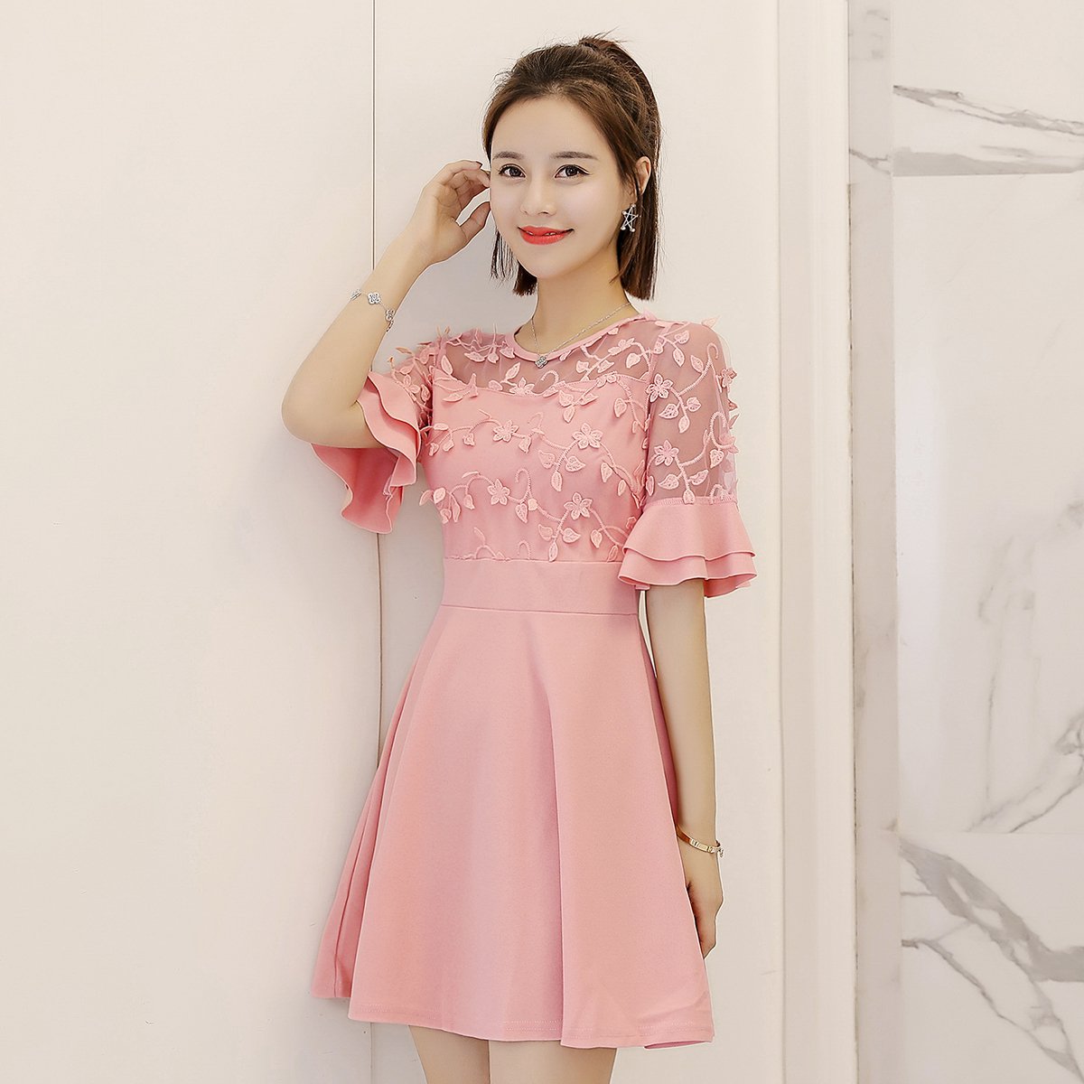 乔伊思 圆领蕾丝拼接连衣裙 荷叶边喇叭袖连衣裙休闲通勤女装裙子收腰