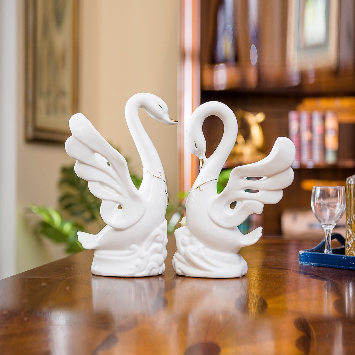 振翅欲飞陶瓷小天鹅装饰摆件