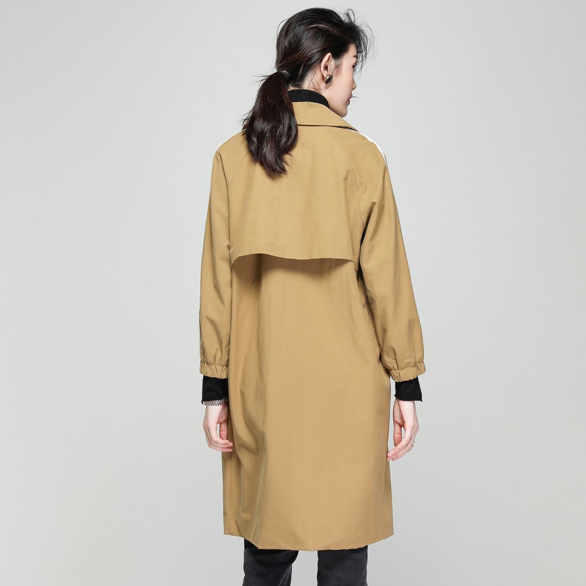 春秋季翻领肩袖条纹袖口收缩侧插口袋女式百搭时尚中长款风衣