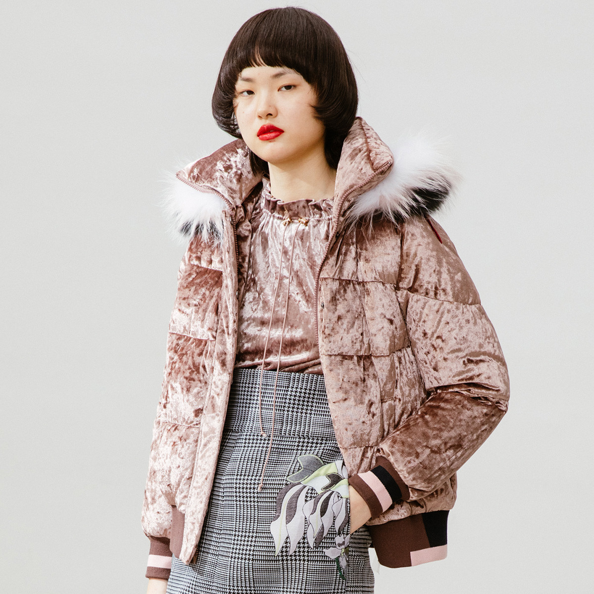 2018秋冬新款弹力金丝绒连帽貉子毛领短款羽绒服女