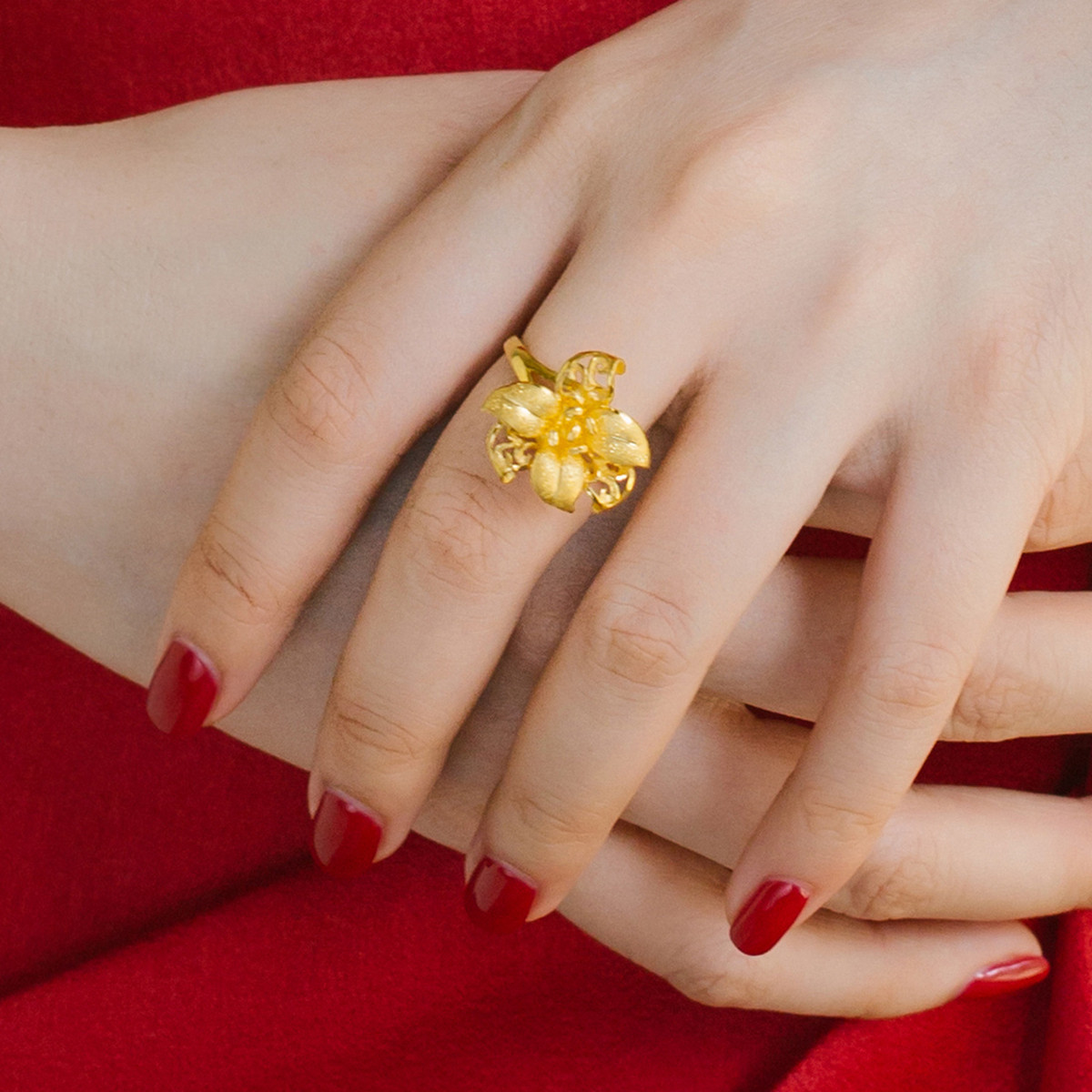 周大福chow tai fook 花月佳期十里红妆光沙百合龙凤足金黄金戒指