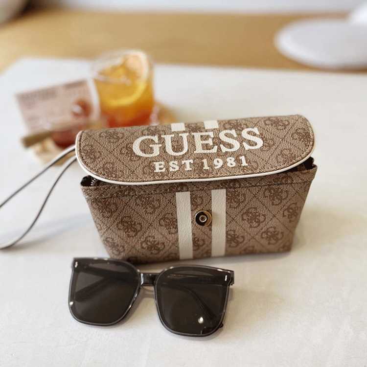 GUESS 欧美字母老花手拿包女多功能时尚化妆包耐磨手拎包撞色手包手机包