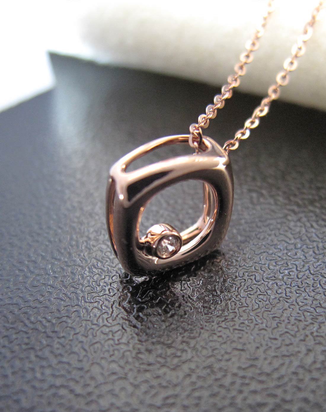 古莉 红18k金单粒钻石魔方钻石吊坠送银链