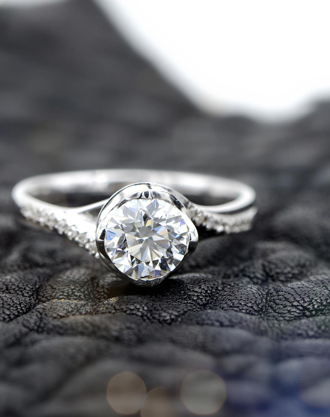 古莉 白18k金1克拉h色群镶戒臂钻石女戒