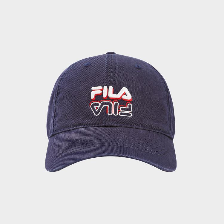 Fila 【情侣款】休闲帽子男女同款时尚运动棒球帽日常通勤鸭舌帽 In Blue