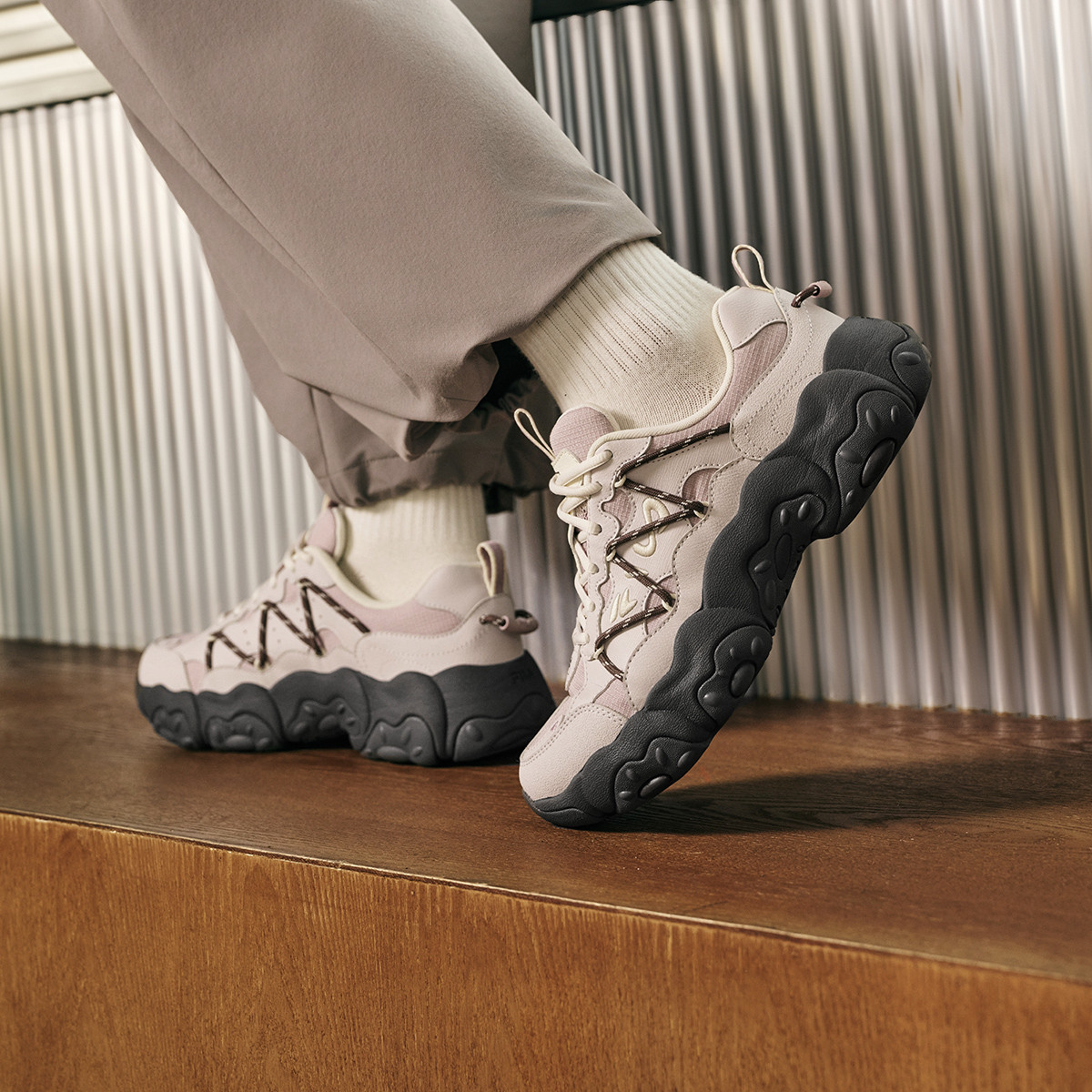 FILA ���èצ6 Ůʿ�Ͱ��׸����˶�Ь ʱ�������ϵ�Ь ΨƷ��������599Ԫ