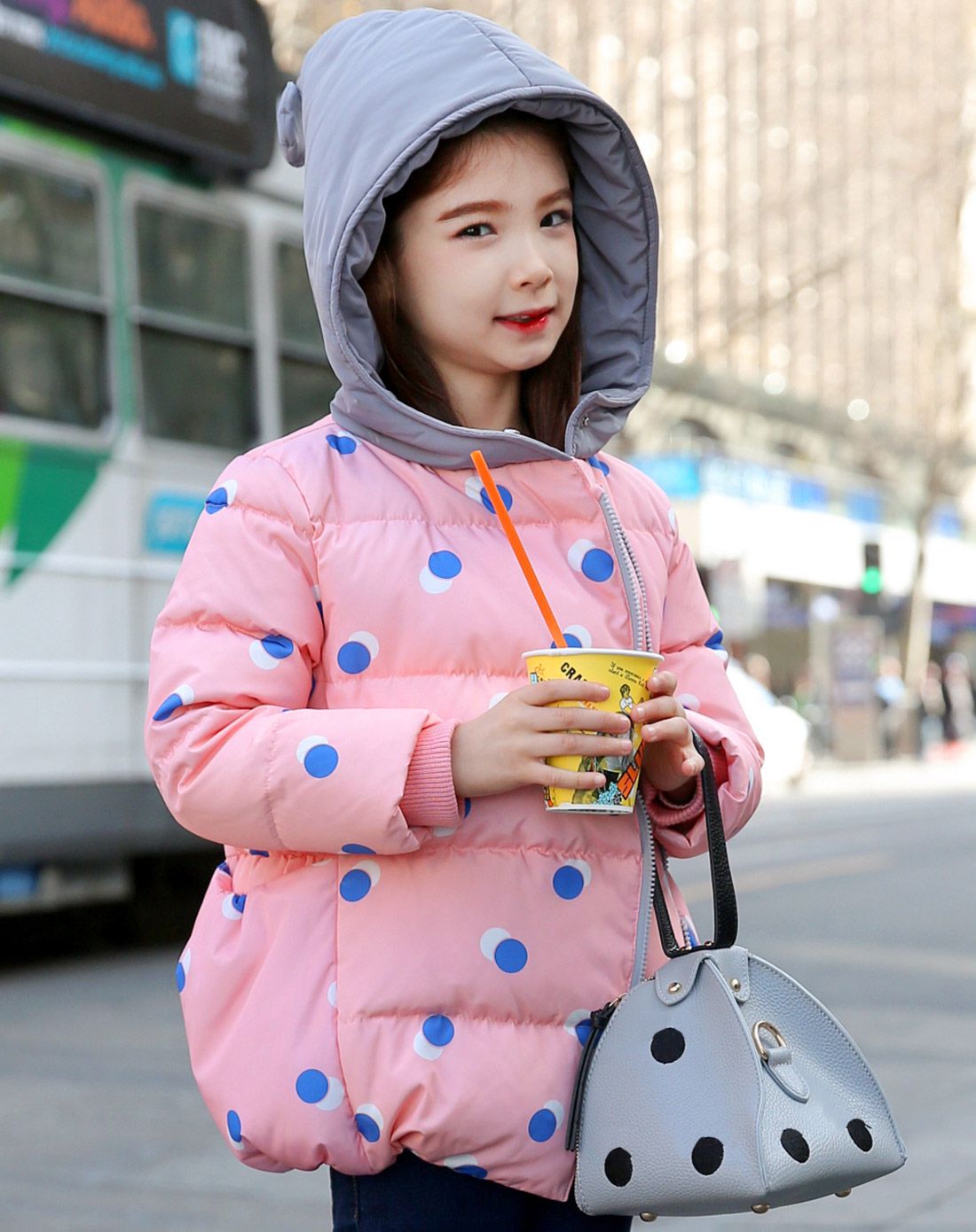 女童粉色羽绒服