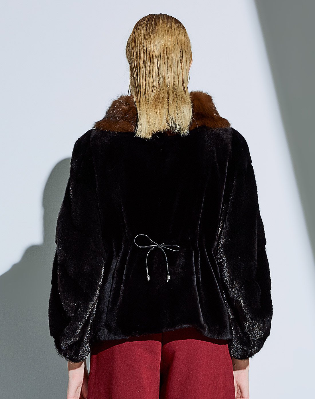 依奴珈时尚狐狸毛圆领拼接简约女士水貂外套