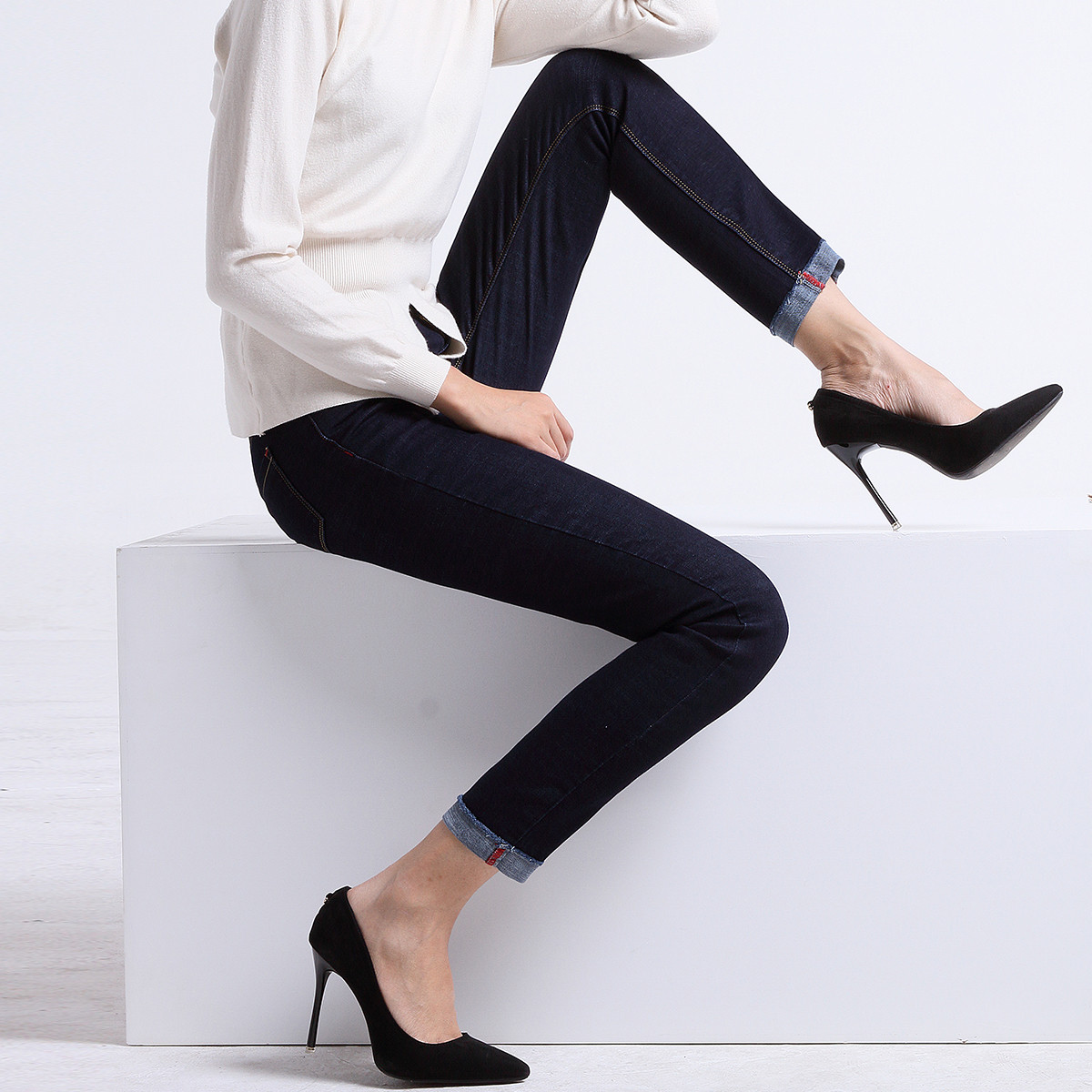 百圆裤业秋季女式裤脚卷边毛边时尚直筒小脚牛仔裤