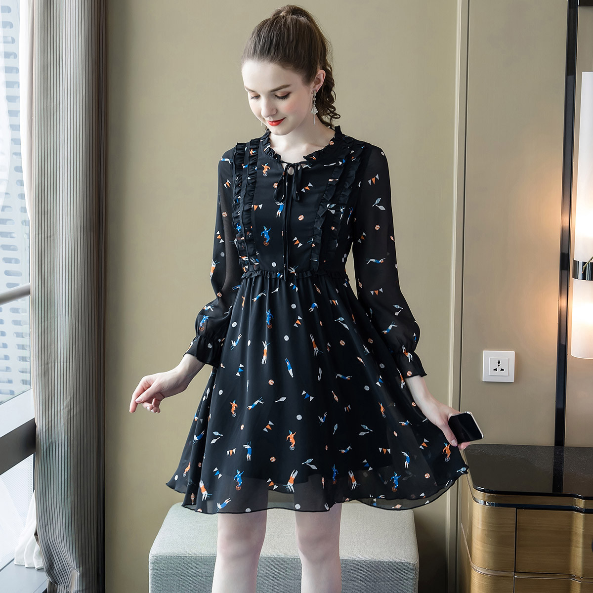 奢姿2019秋季新款大码女装胖妹妹系带圆领碎褶裙印花连衣裙