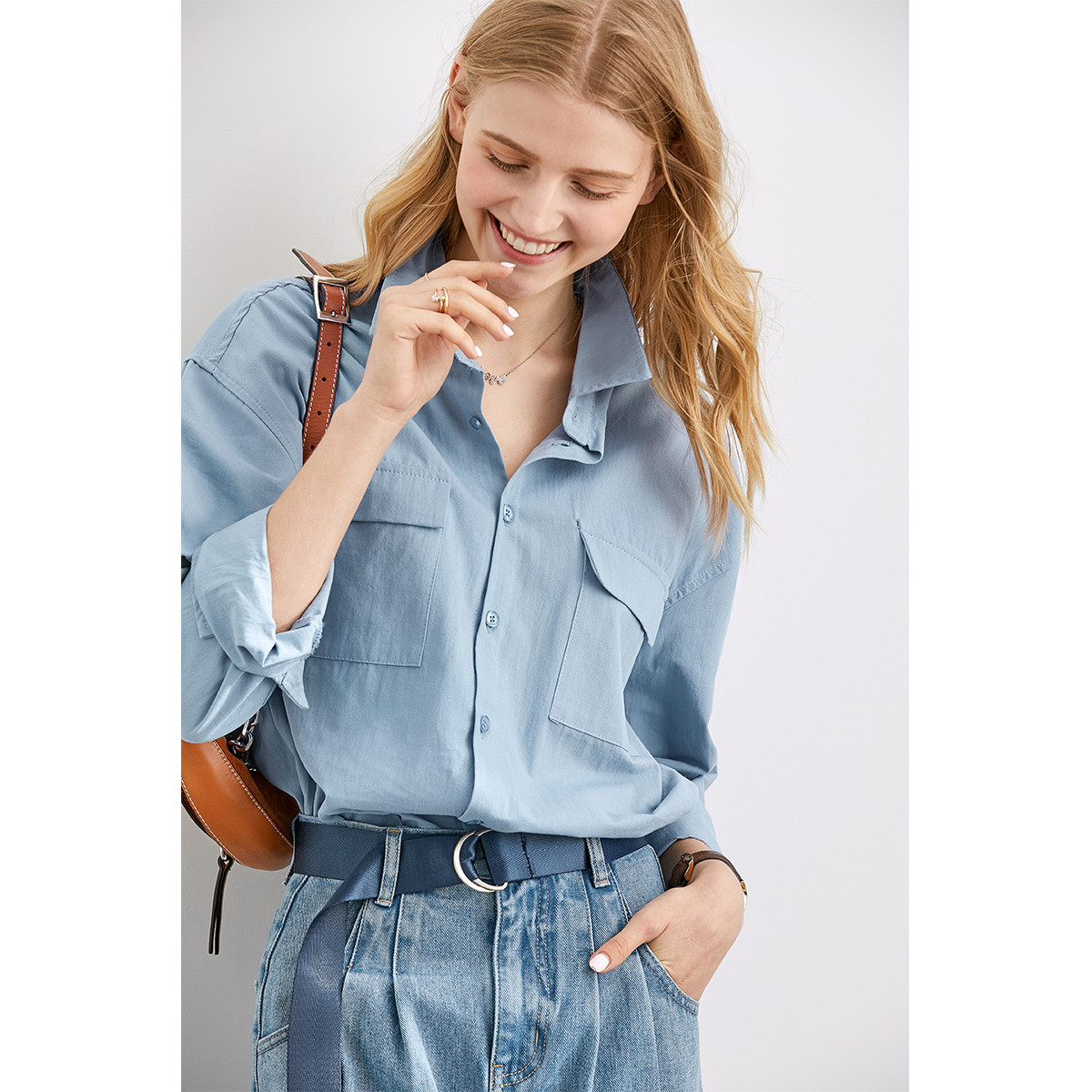 【有趣极简】23春帅气bf风翻领口袋宽松衬衫女显瘦落肩长袖上衣