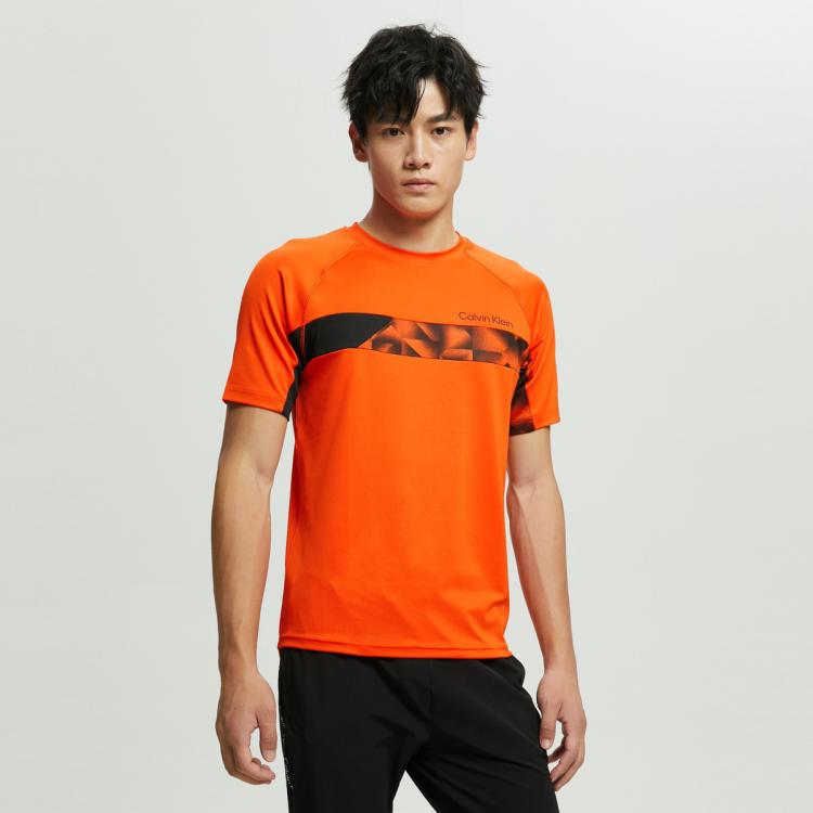 Calvin Klein Ck运动夏季男士圆领插肩袖几何图案印花透气短袖t恤4mt2k132 In Orange