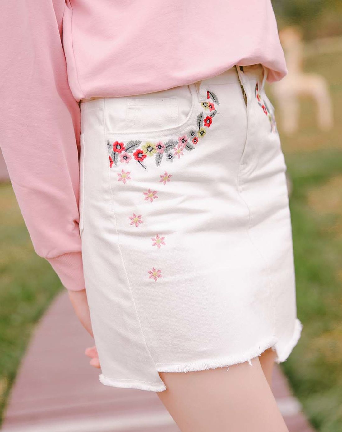 天使之城修身刺绣短裙子白色水洗牛仔半身裙