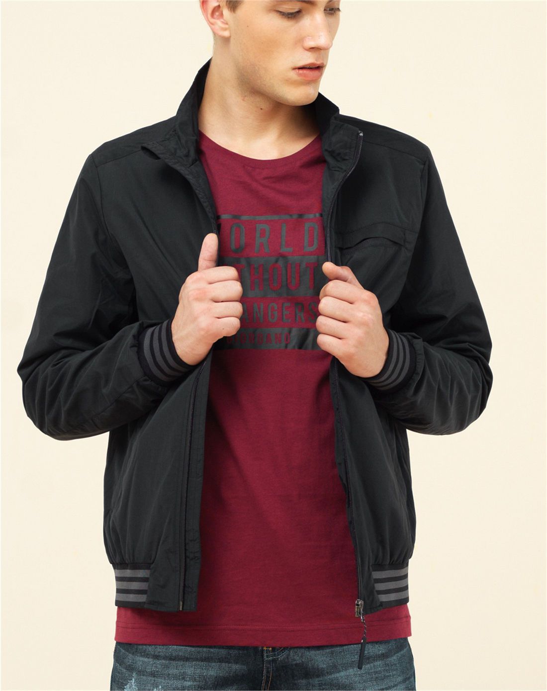 佐丹奴 标志黑色 纯色防泼水立领夹克男士