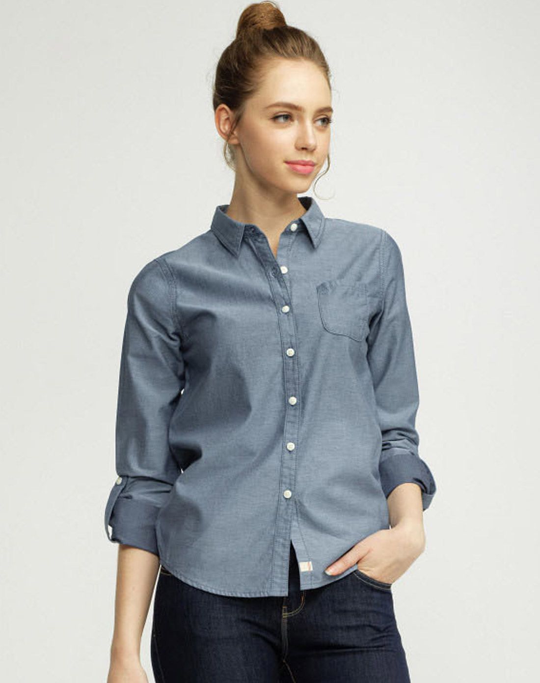 浅蓝色 纯棉单标袋可卷袖牛仔长袖衬衫