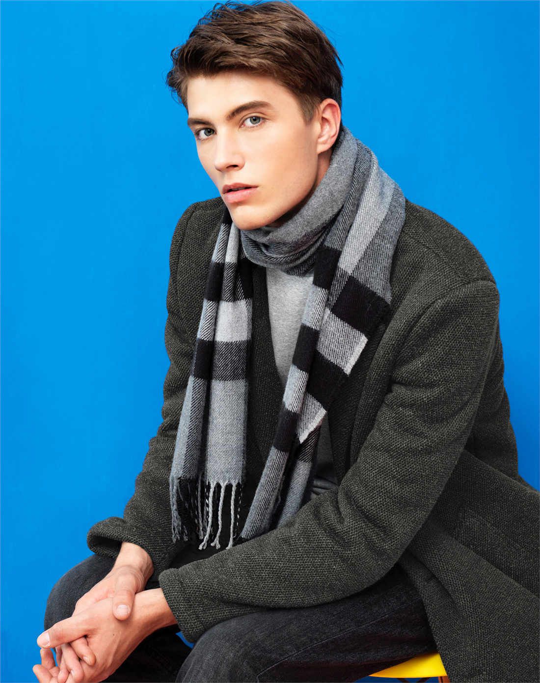 佐丹奴 黑/灰色 英伦风流苏拼色围巾男士