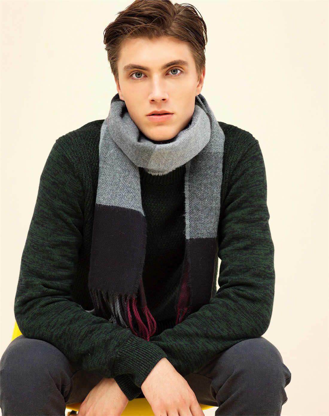 2018年新品 佐丹奴 中花灰/红色 英伦风流苏拼色围巾男士