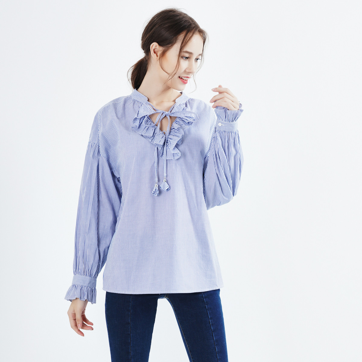 蝴蝶领系绳收褶落肩袖衬衫