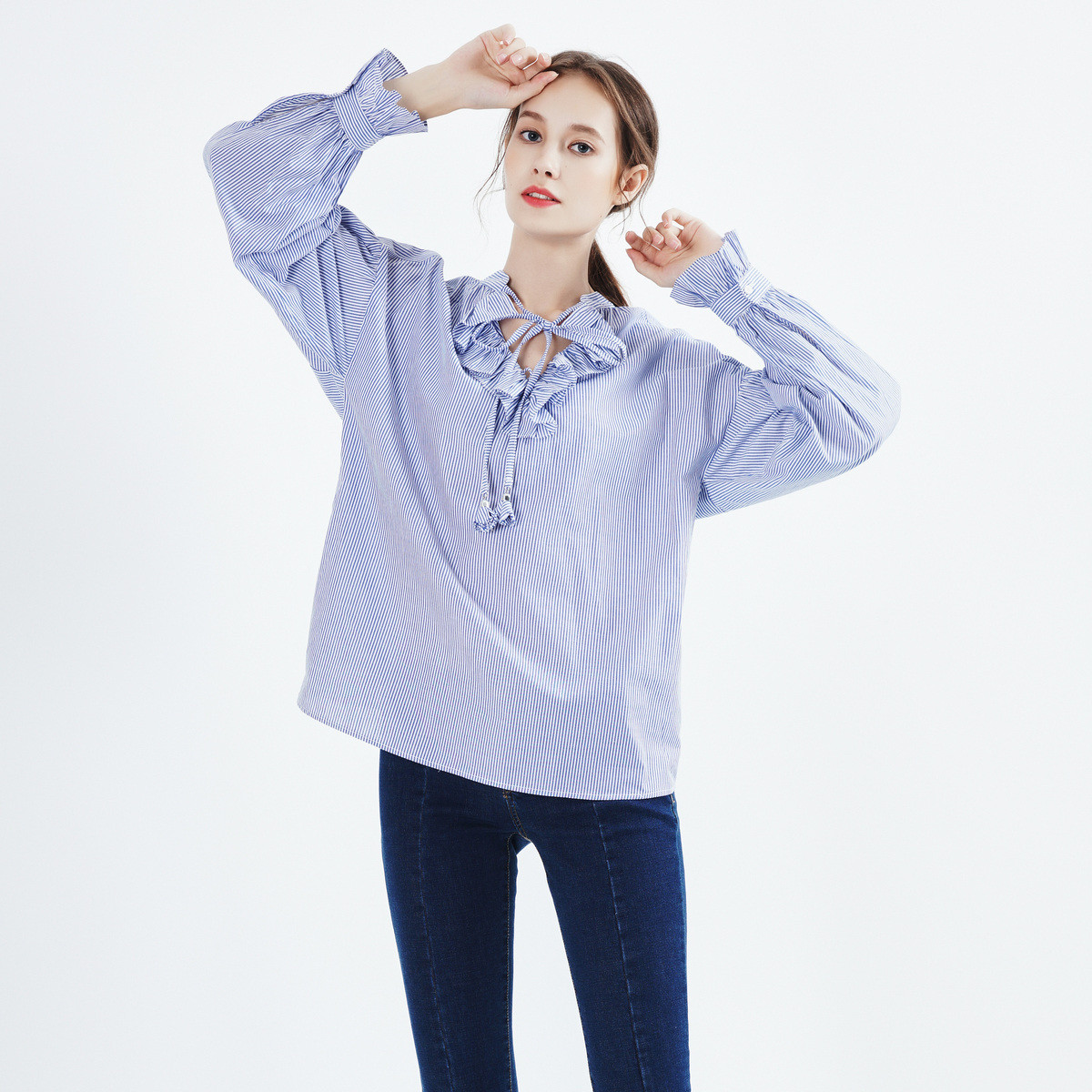 蝴蝶领系绳收褶落肩袖衬衫