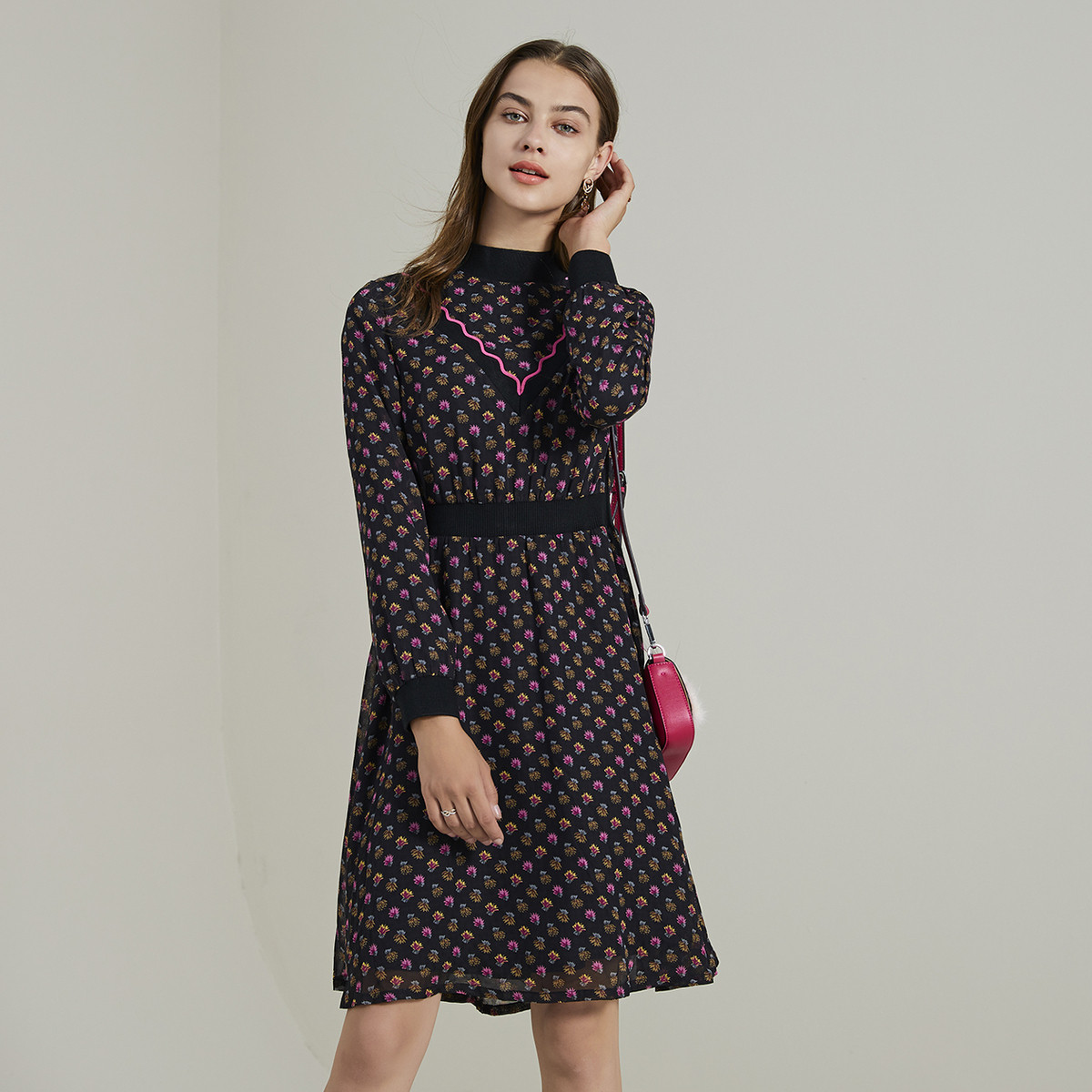 风笛2019新款冬季女士碎花连衣裙收腰修身弹力女裙