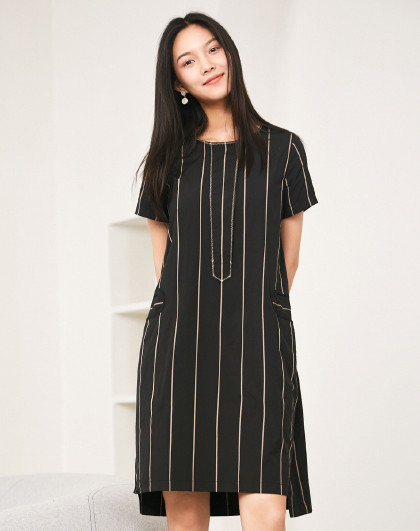 恩裳2019新款时尚圆领短袖竖线宽松气质中长款黑色连衣裙夏