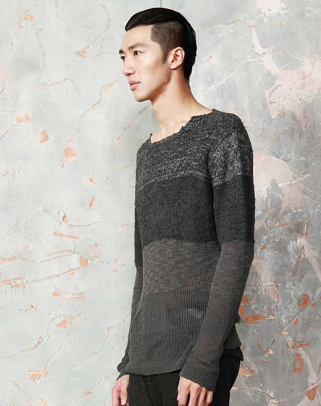 男深灰蓝层次感长袖针织衫