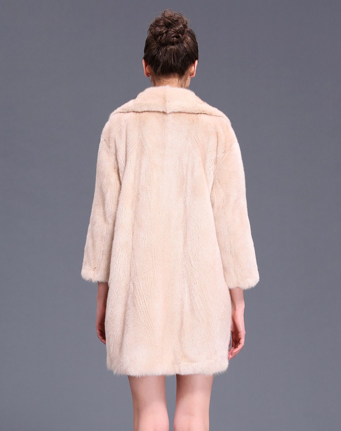 女款米黄色干练气质西装领长款水貂皮草