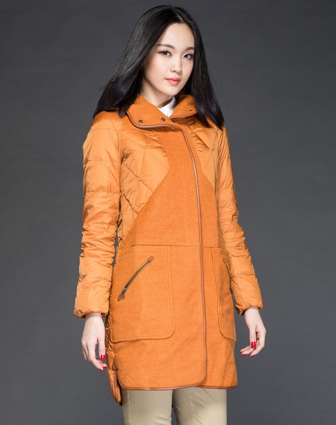 女橙色羽绒服