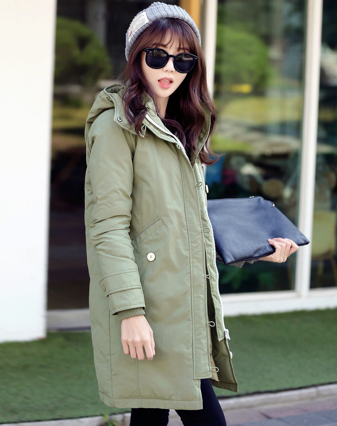 豆绿色长袖羽绒服