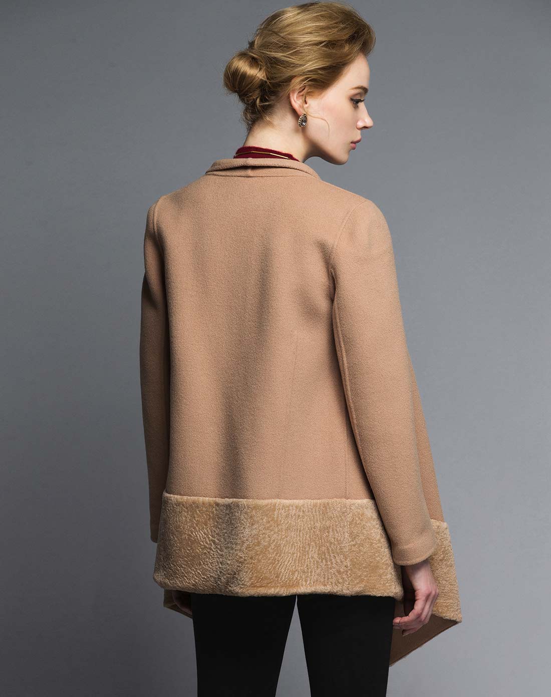 米驼色大v领绵羊皮拼接双面呢大衣