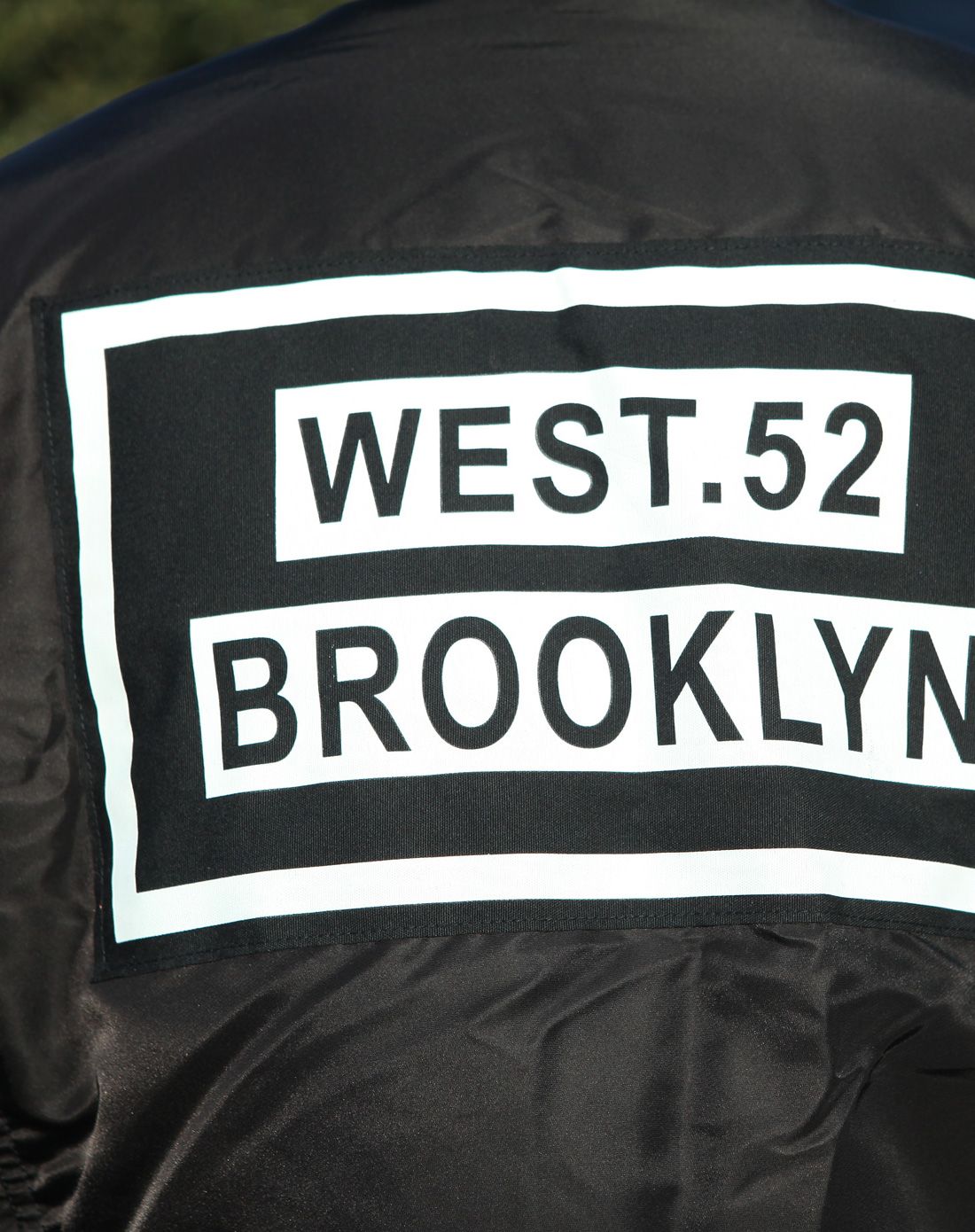 黑色时尚字母印花白鸭绒羽绒服