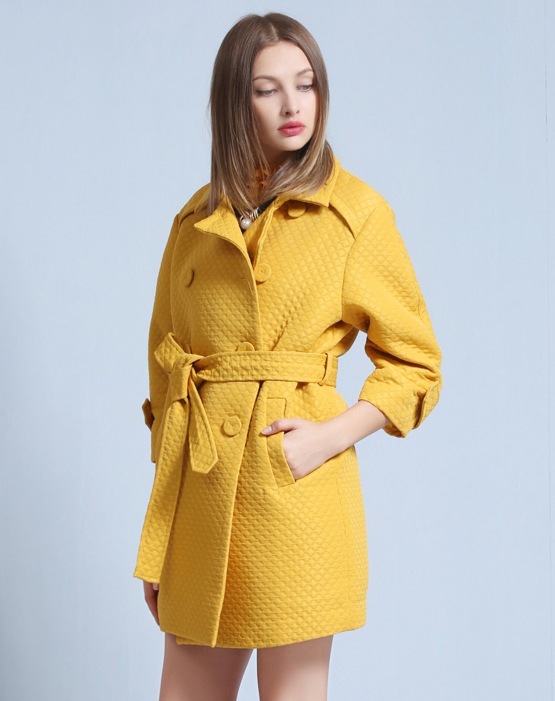 > 杏黄廓形双排扣腰带风衣外套