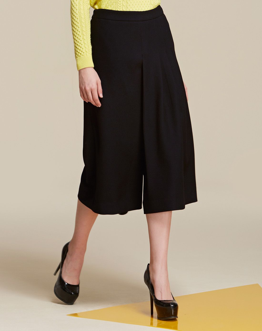 黑色时尚顺褶阔腿九分裤